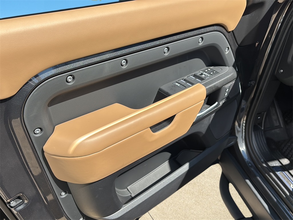 2025 Land Rover Defender 110 V8 photo 22