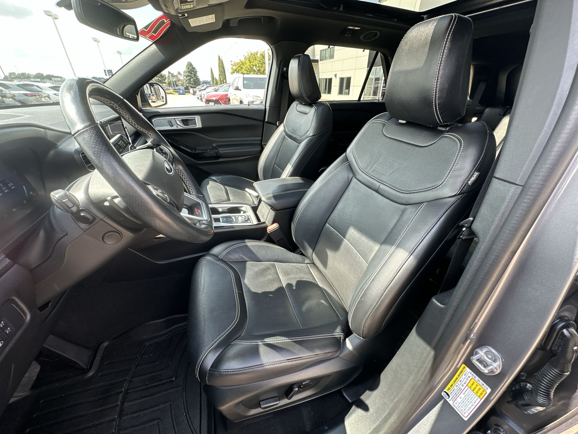 2022 Ford Explorer ST photo 17