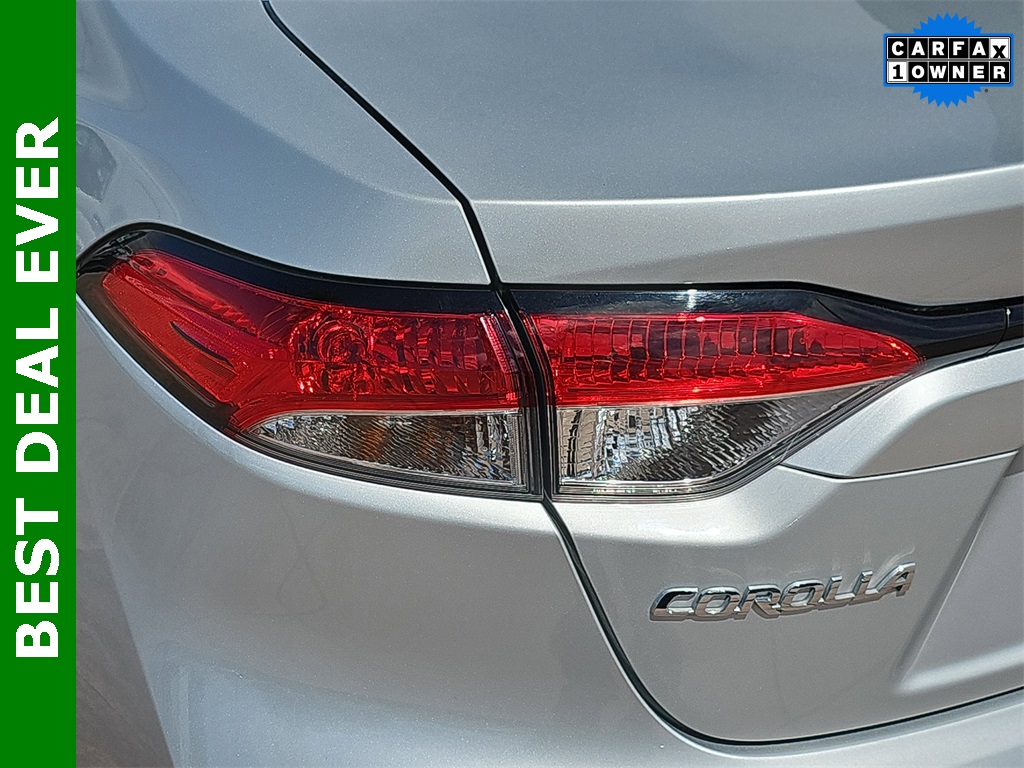 2022 Toyota Corolla LE photo 32