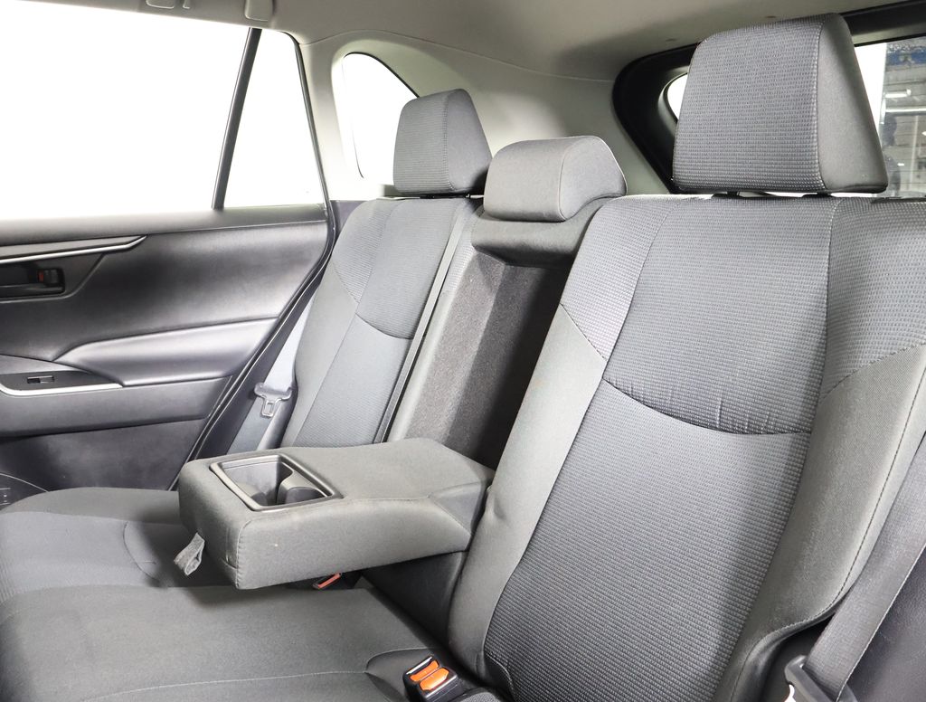 2022 Toyota RAV4 LE photo 12