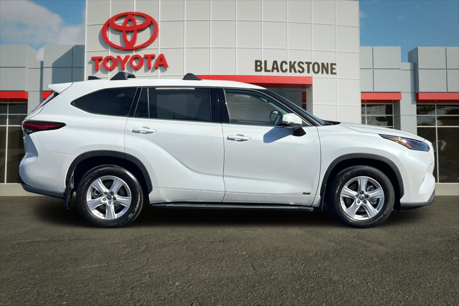 2022 Toyota Highlander Hybrid LE photo 2