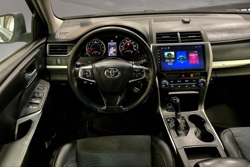 2015 Toyota Camry XLE photo 2