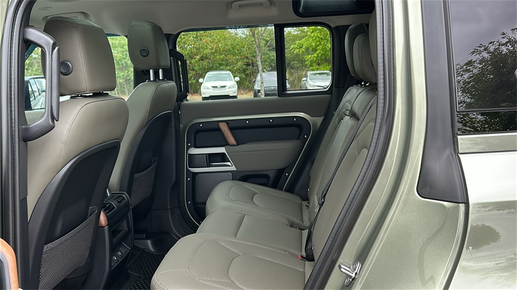 2023 Land Rover Defender 110 SE photo 23