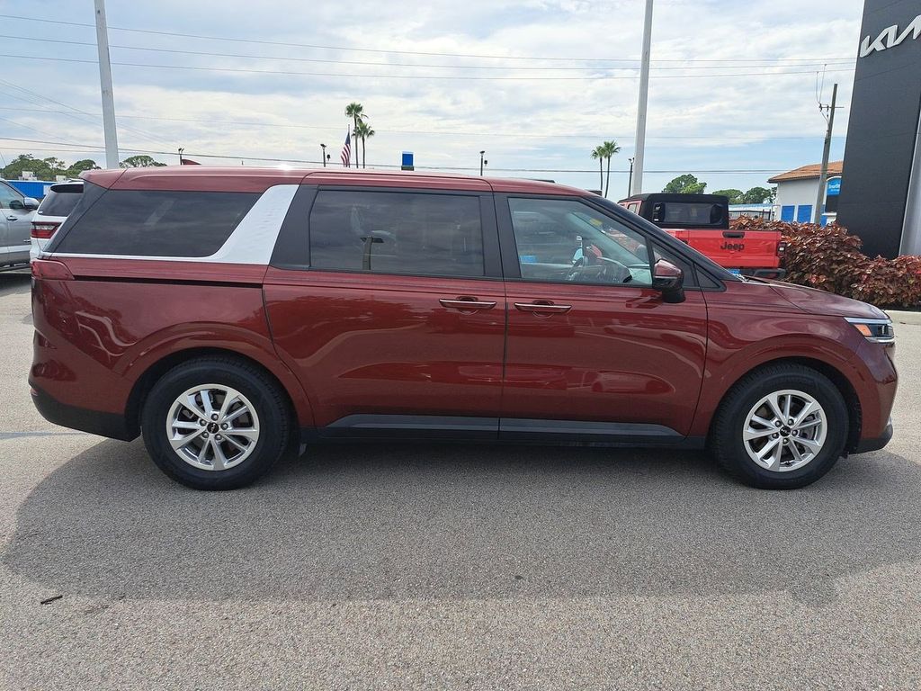 2024 Kia Carnival LX photo 3