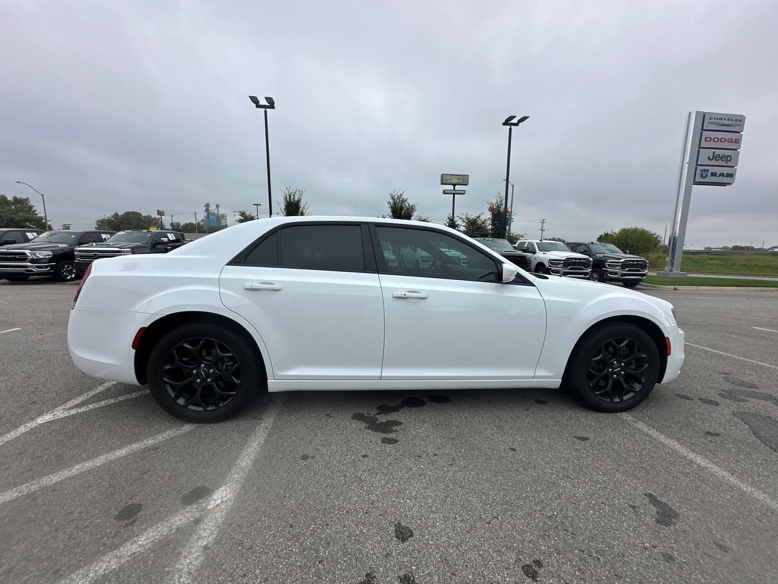 2020 Chrysler 300 photo 4