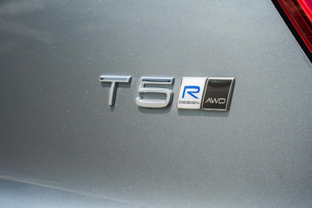 2019 Volvo XC40 R-Design photo 6