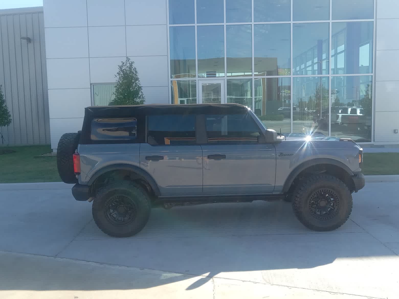 2024 Ford Bronco 4-Door Black Diamond's photo