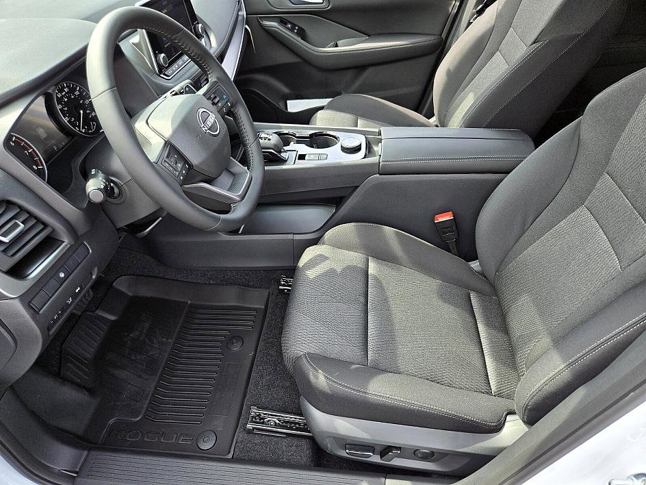 2026 Nissan Rogue SV photo 9