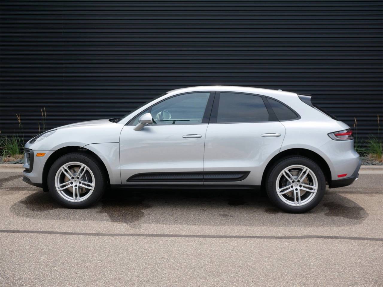 2025 Porsche Macan Base photo 2