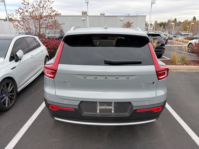 2025 Volvo XC40 Core photo 2