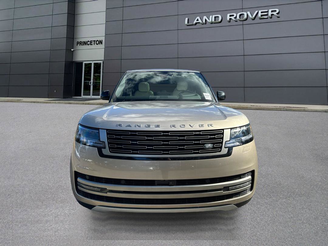 2025 Land Rover Range Rover SE photo 2