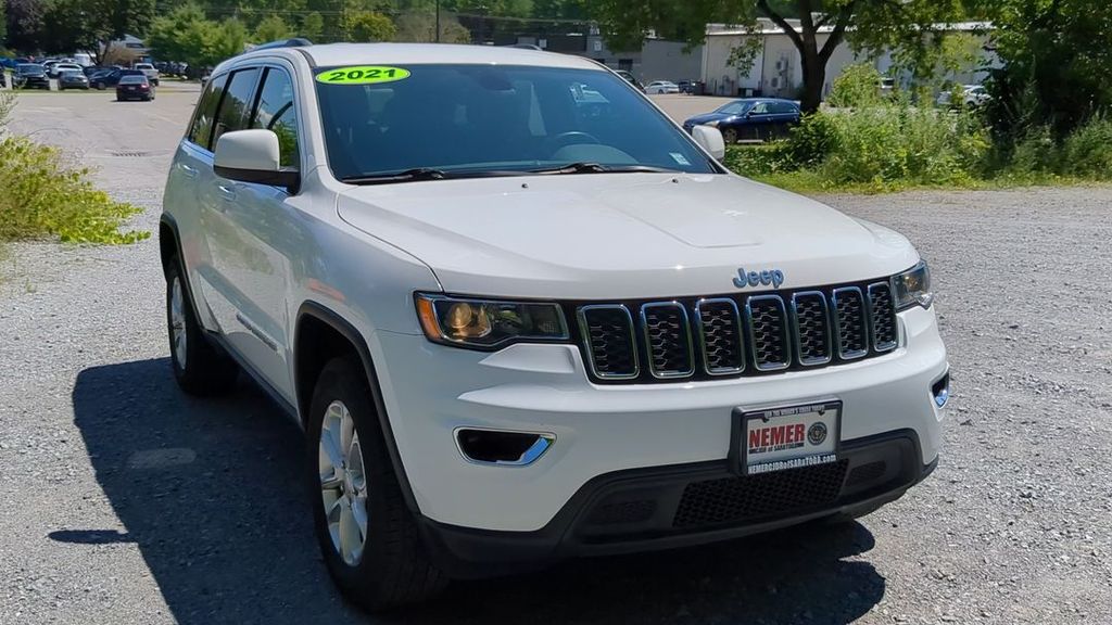 2021 Jeep Grand Cherokee Laredo X photo 4