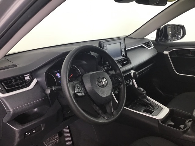 2021 Toyota RAV4 LE photo 8