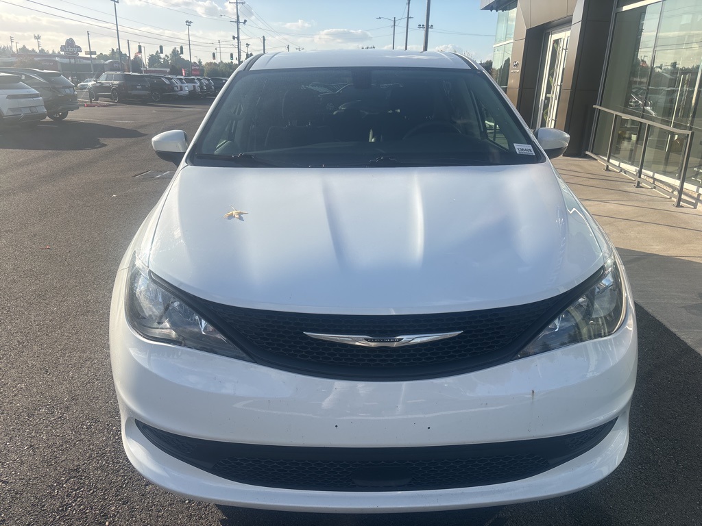 2022 Chrysler Voyager LX photo 3