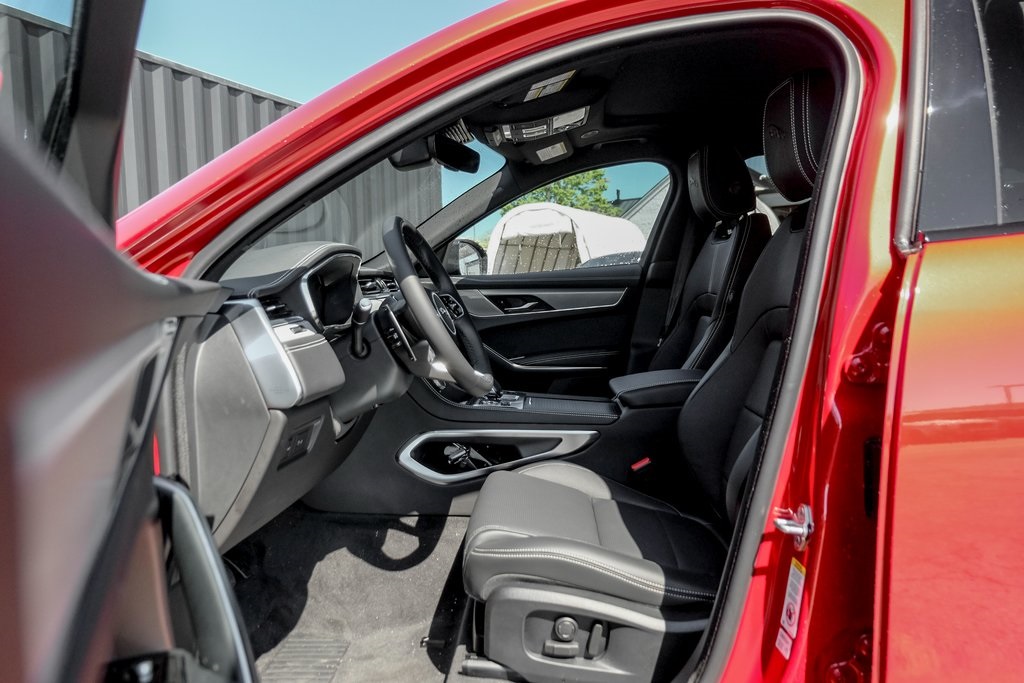 2025 Jaguar F-PACE P400 R-Dynamic S photo 9