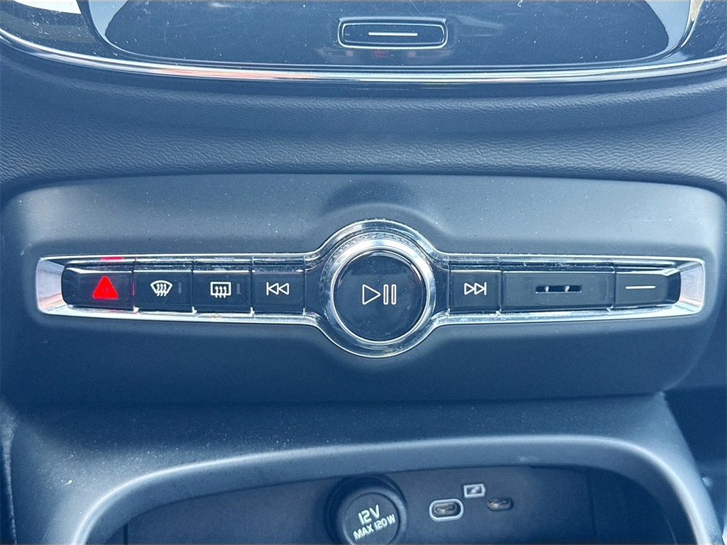 2024 Volvo XC40 Core photo 17