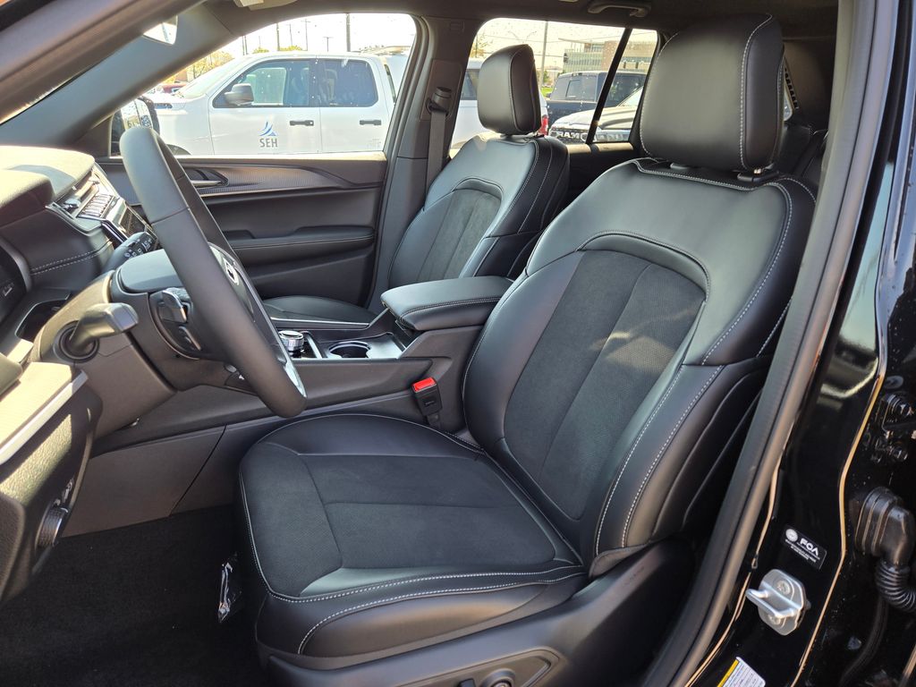 2025 Jeep Grand Cherokee Altitude X photo 13