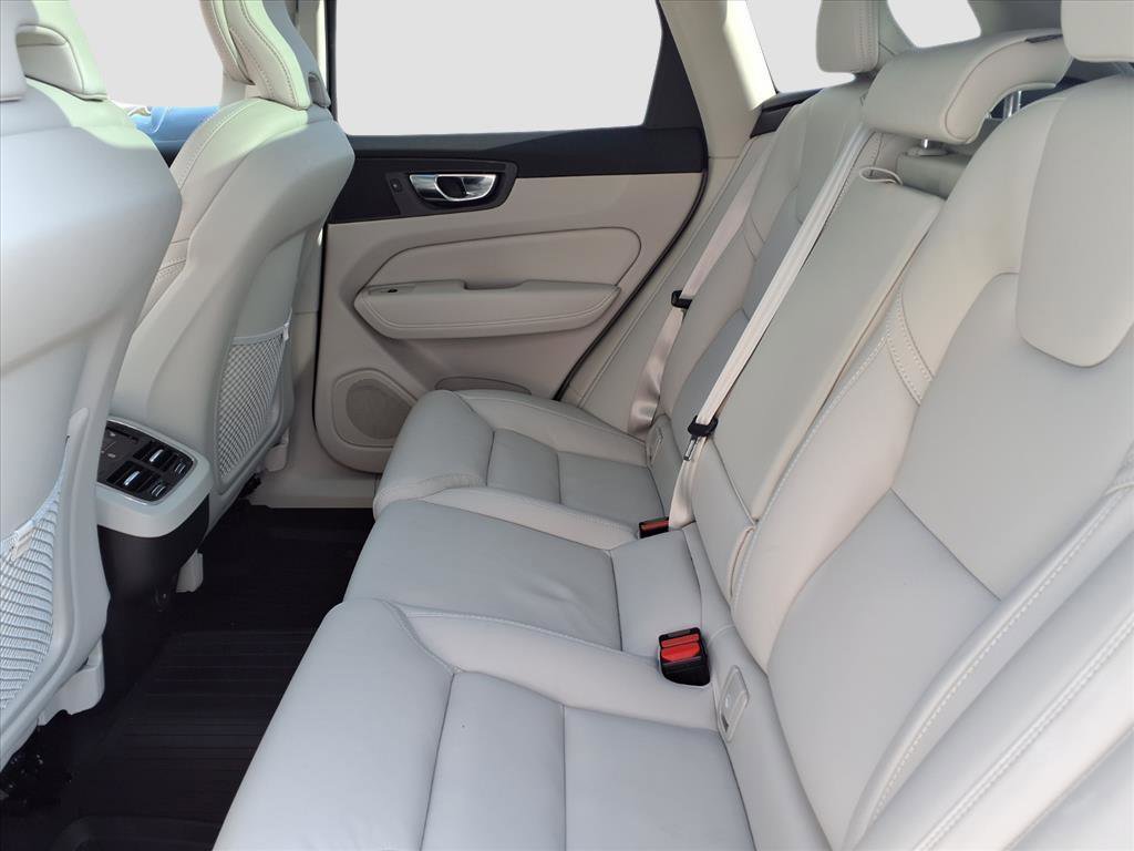 2022 Volvo XC60 B5 Inscription photo 13