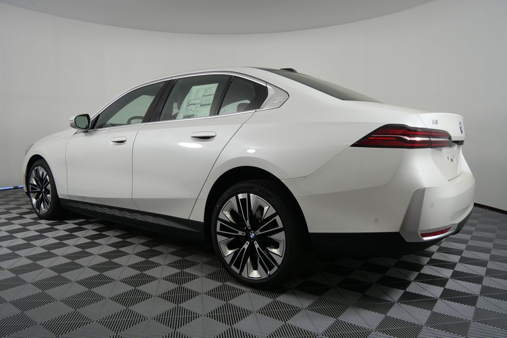 New 2025 Mineral White Metallic BMW eDrive40 image 5