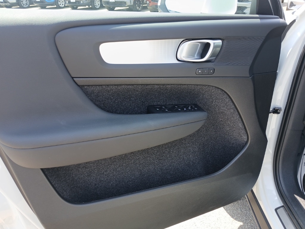 2025 Volvo XC40 Core photo 22