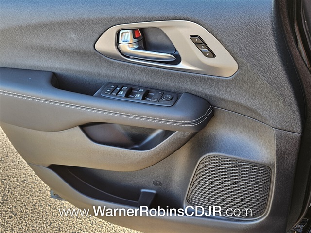 2026 Chrysler Pacifica photo 26