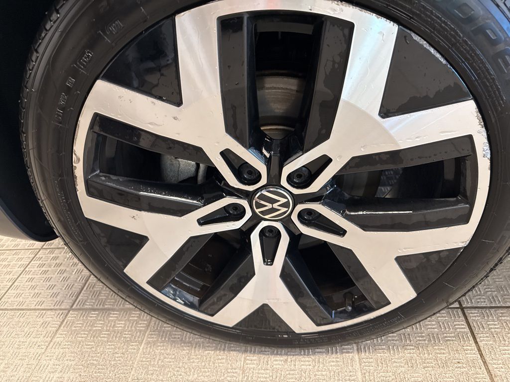 2022 Volkswagen Taos SEL photo 3