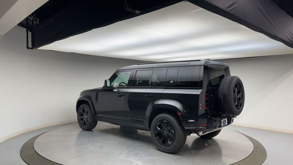 2024 Land Rover Defender 110 X-Dynamic SE photo 6
