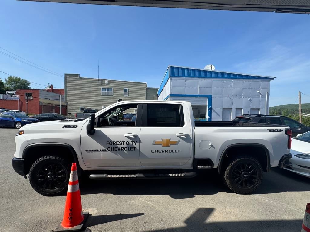 2025 Chevrolet Silverado 2500HD LT photo 2