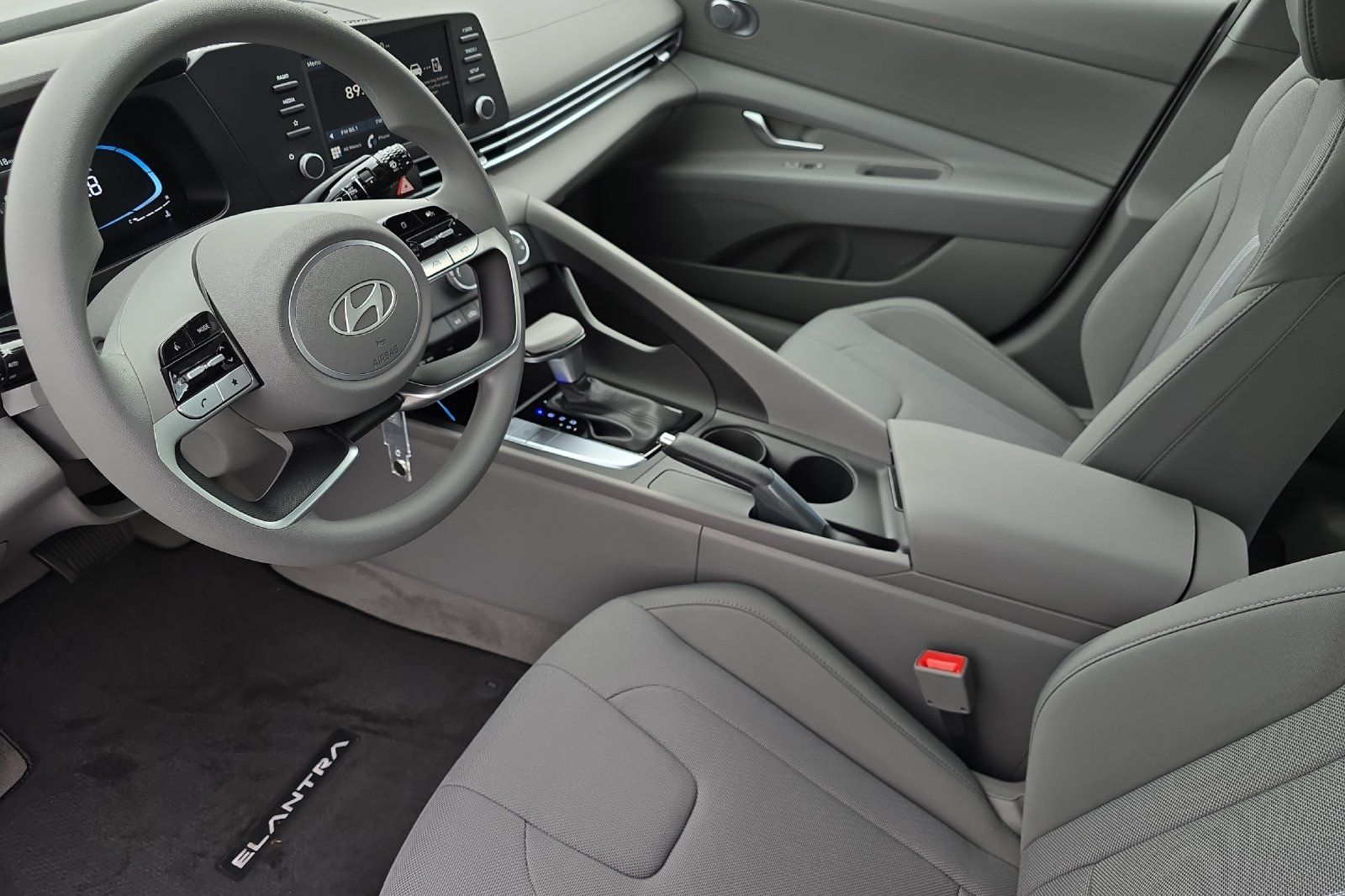 2025 Hyundai Elantra SE photo 9