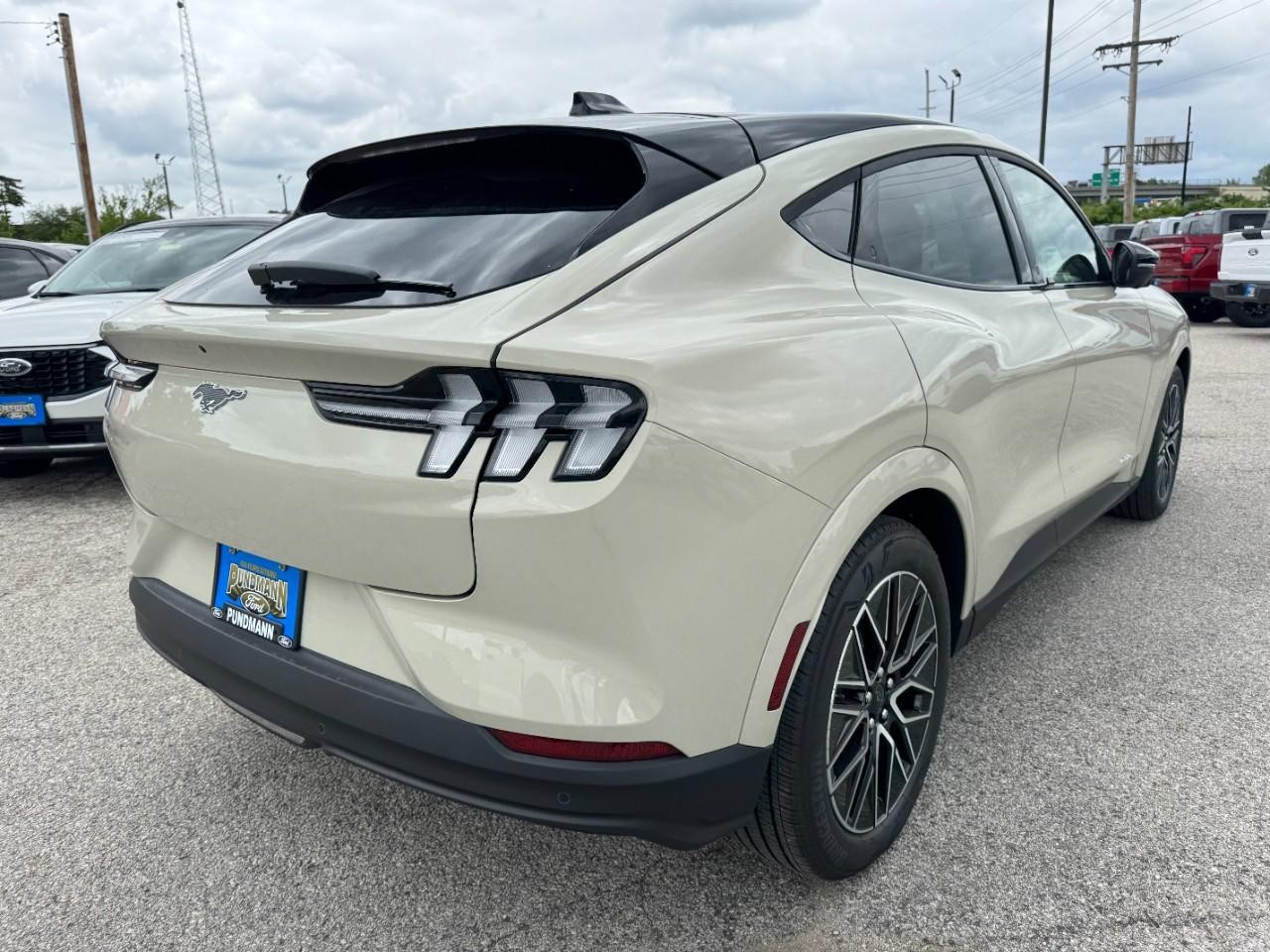 2025 Ford Mustang Mach-E Premium photo 3