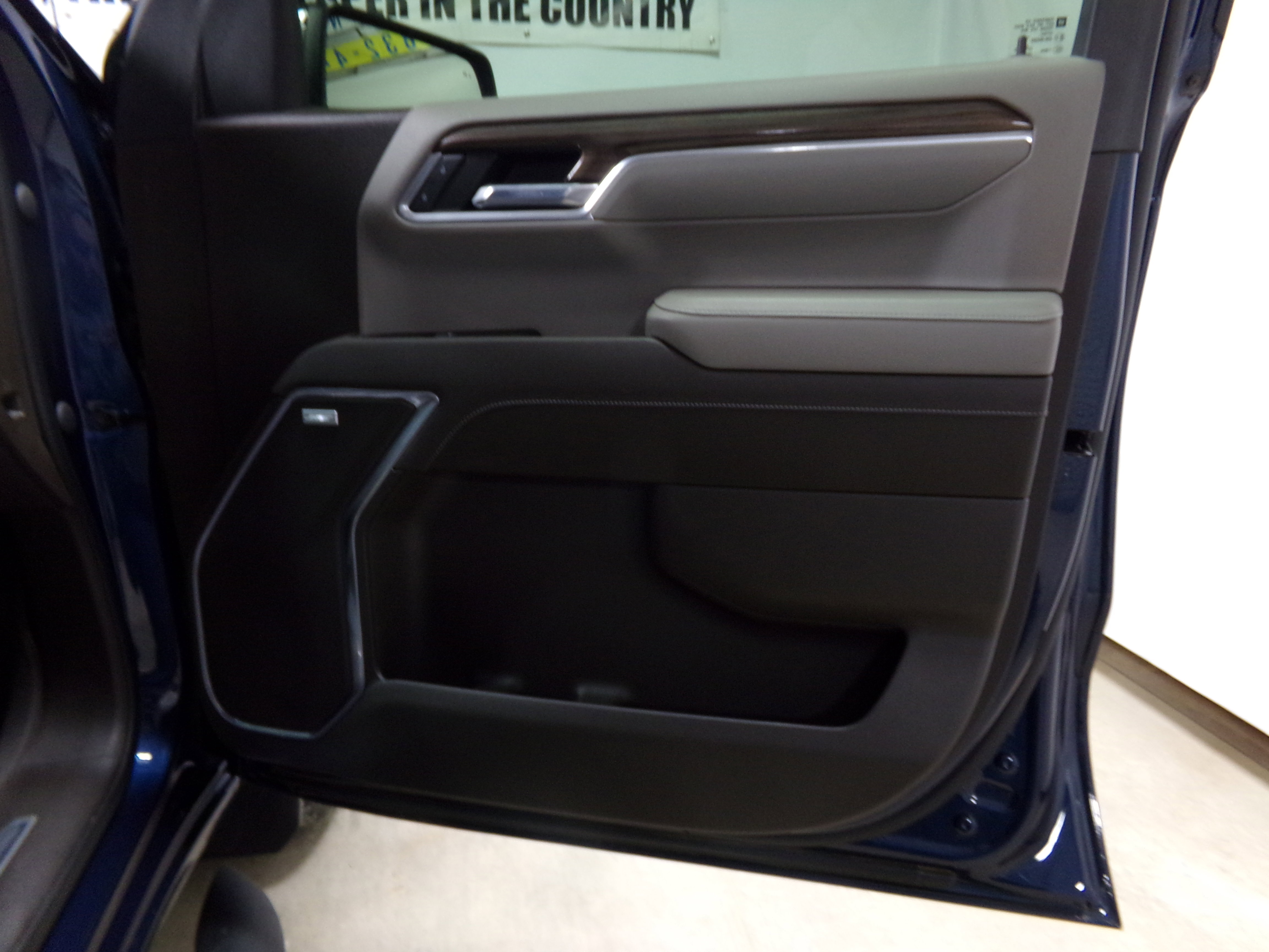 2022 Chevrolet Silverado 1500 RST photo 2