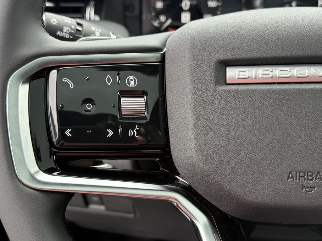 2025 Land Rover Discovery Sport SE photo 14