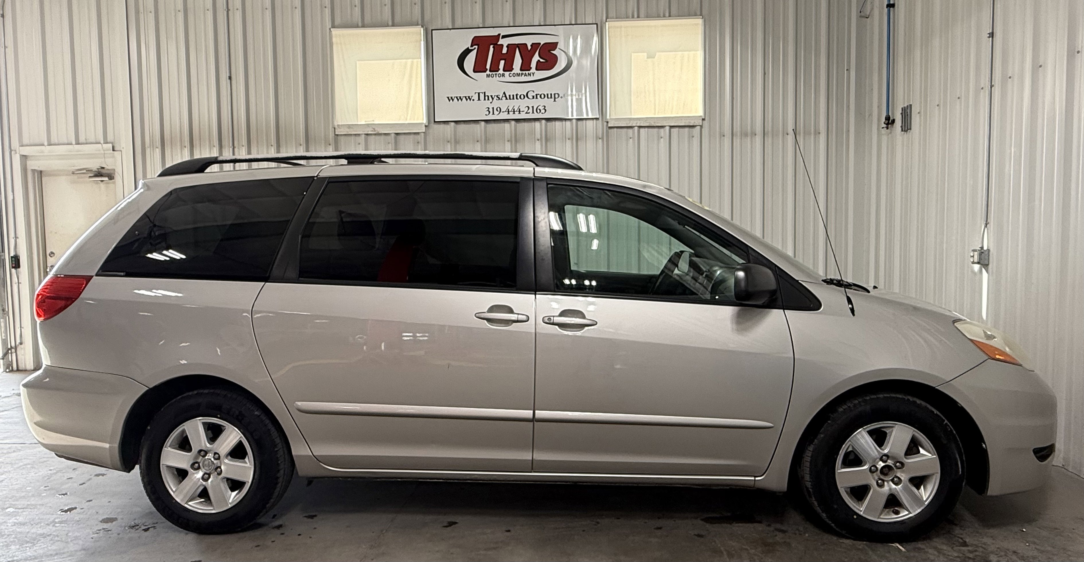 2008 Toyota Sienna LE photo 2