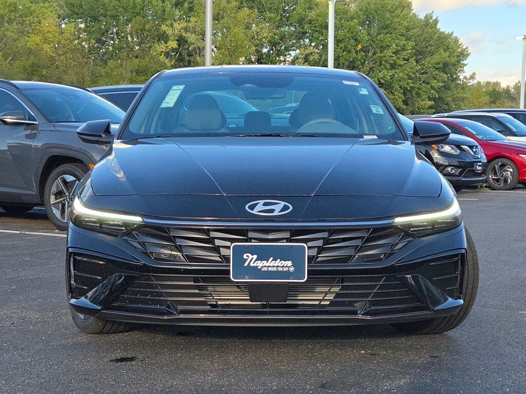 2025 Hyundai Elantra SEL Convenience photo 3