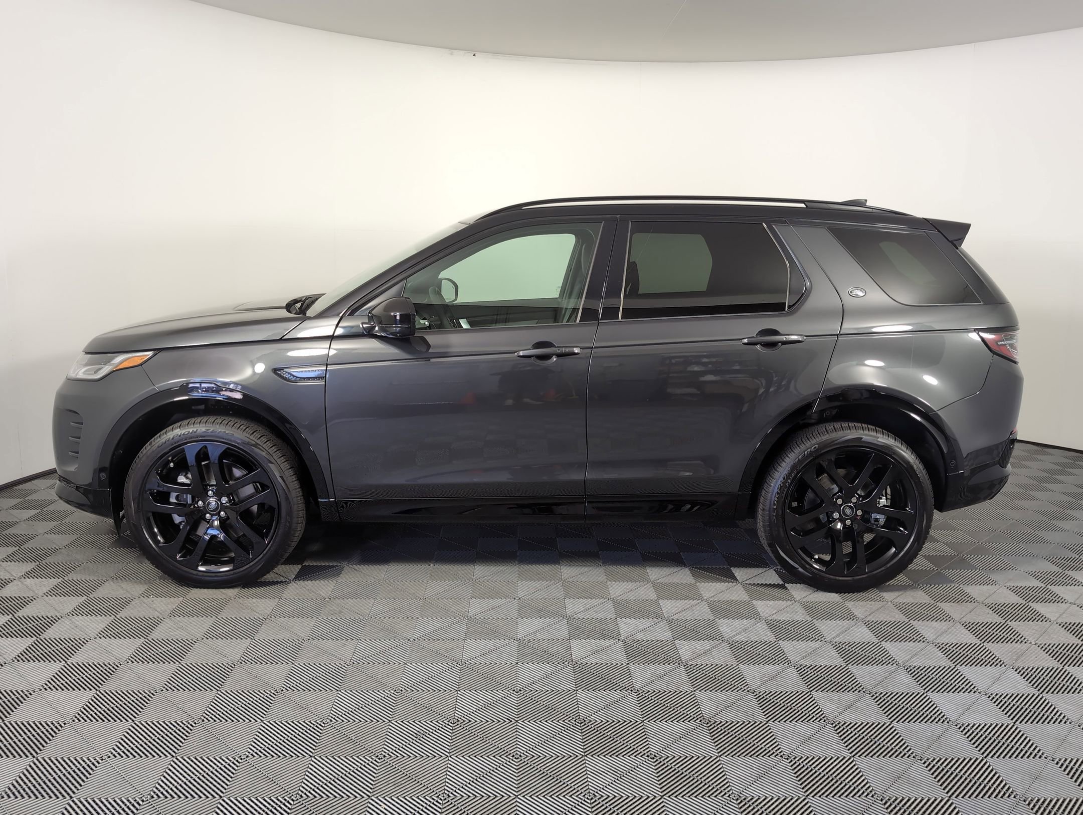 2025 Land Rover Discovery Sport Dynamic SE photo 2