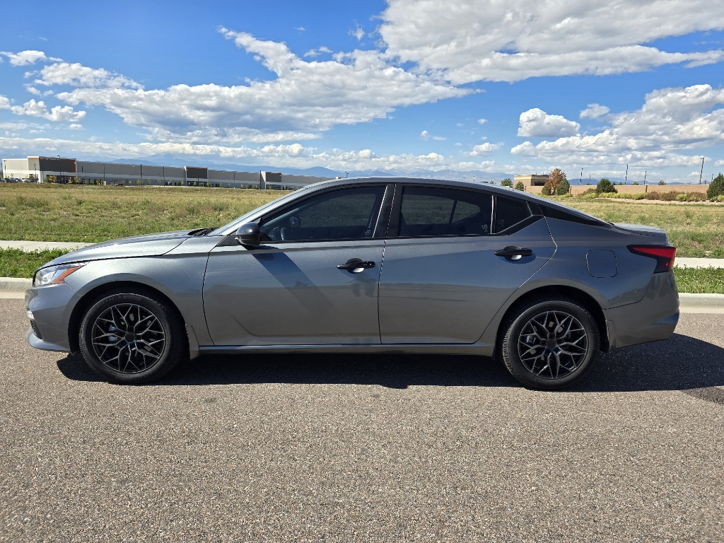 2022 Nissan Altima 2.5 SR photo 2