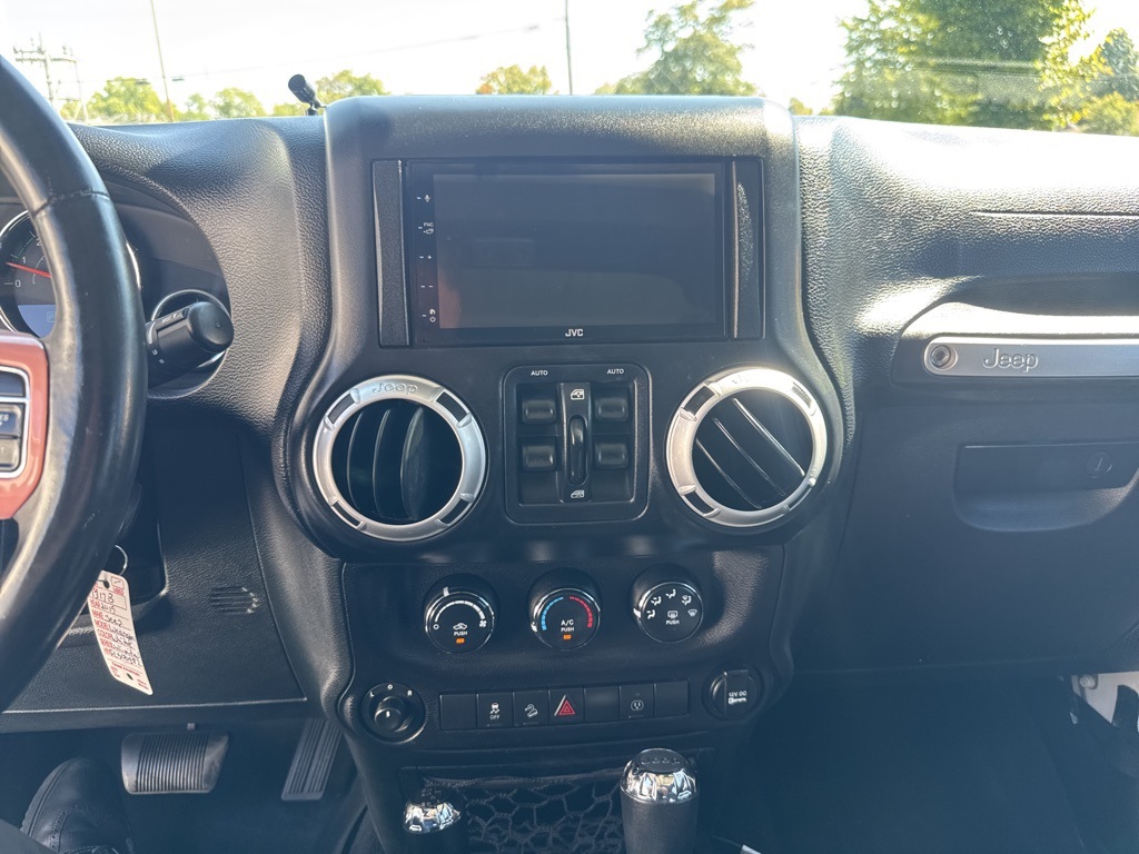 2015 Jeep Wrangler Unlimited Sahara photo 28