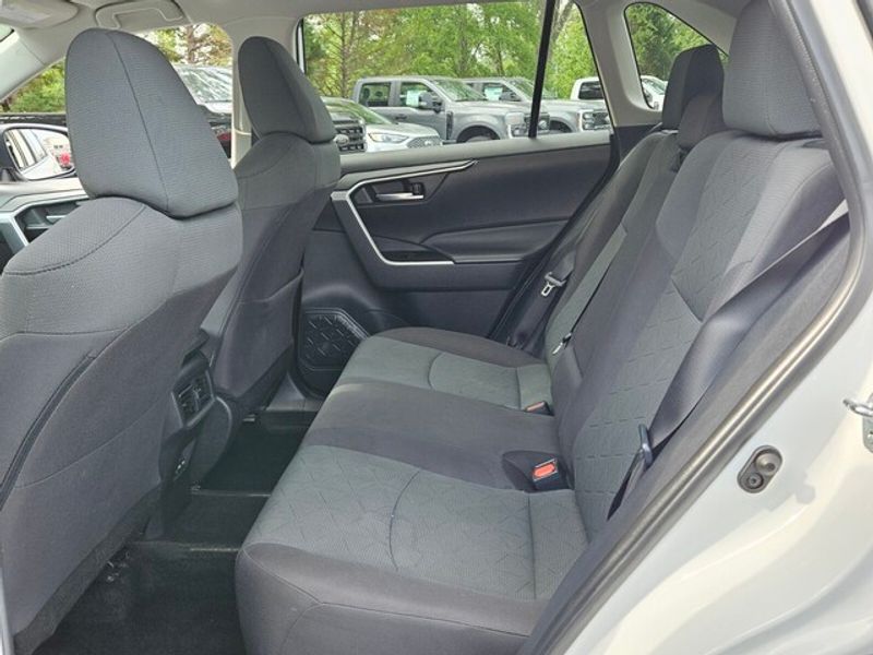 2023 Toyota RAV4 XLE photo 6