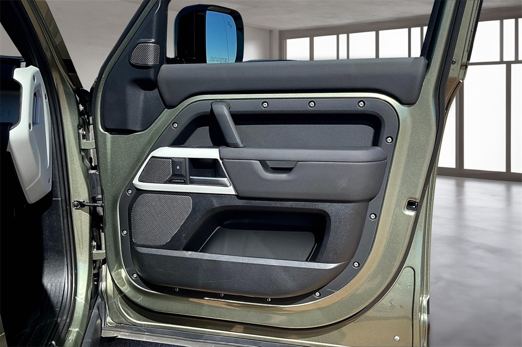 2024 Land Rover Defender 110 S photo 18