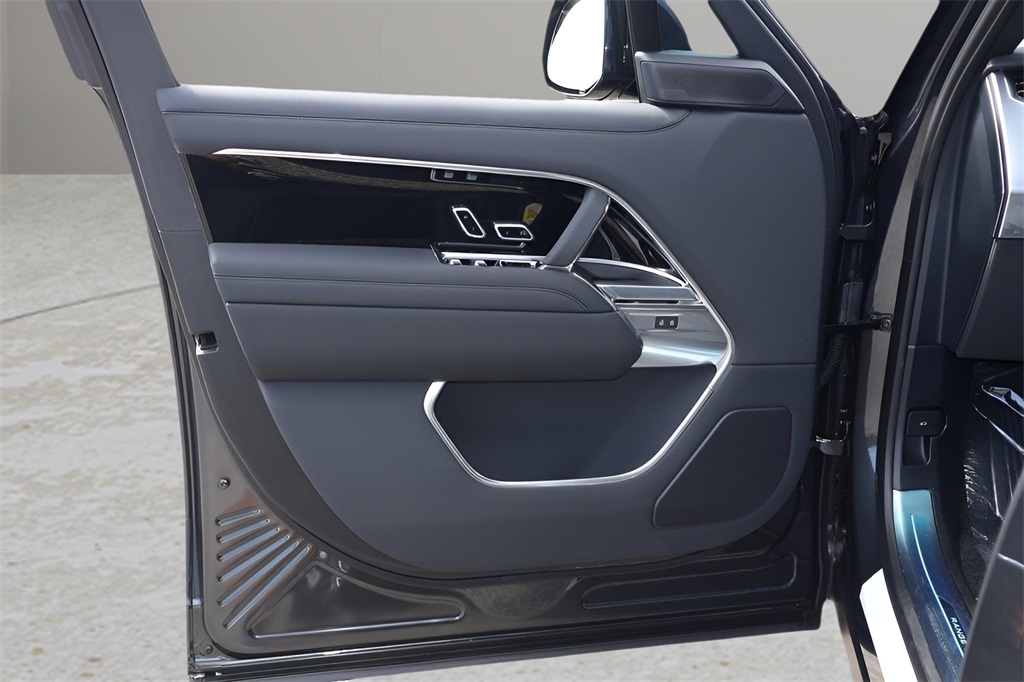 2025 Land Rover Range Rover SE photo 10