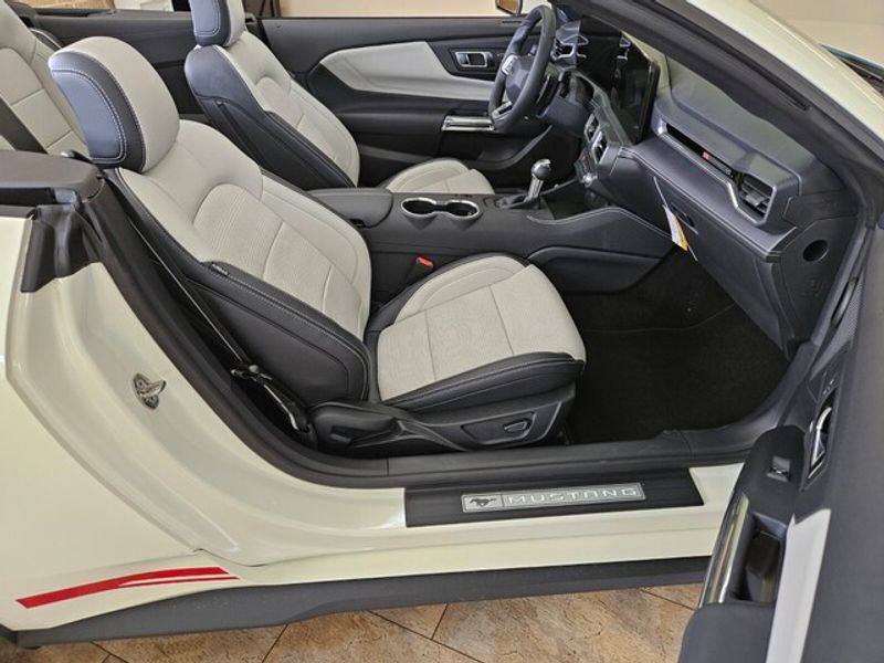 2025 Ford Mustang GT Premium Convertible photo 11