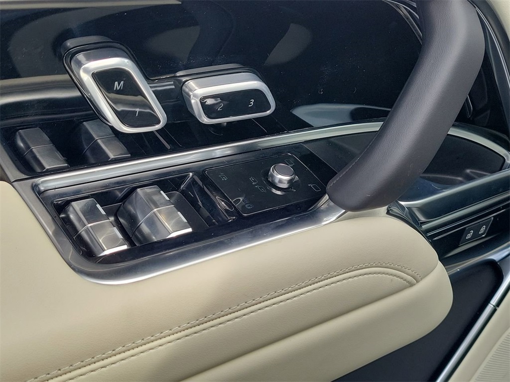 2025 Land Rover Range Rover SE photo 24