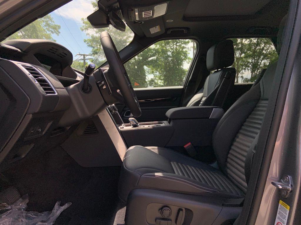 2025 Land Rover Discovery S photo 11