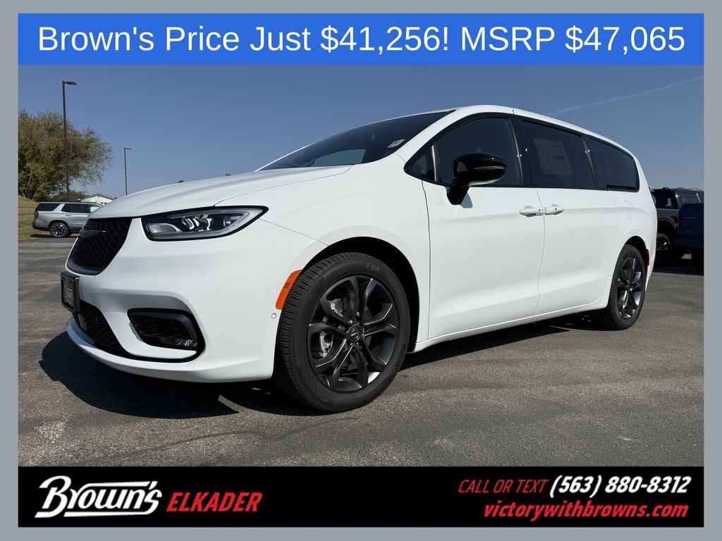 2026 Chrysler Pacifica Select's photo