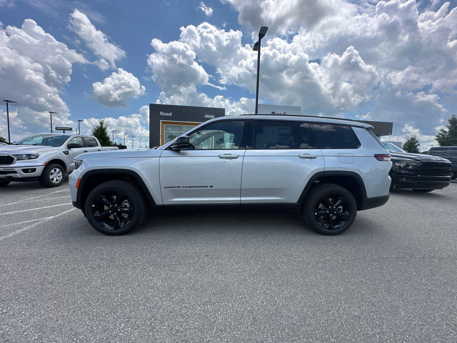 2025 Jeep Grand Cherokee Limited photo 2