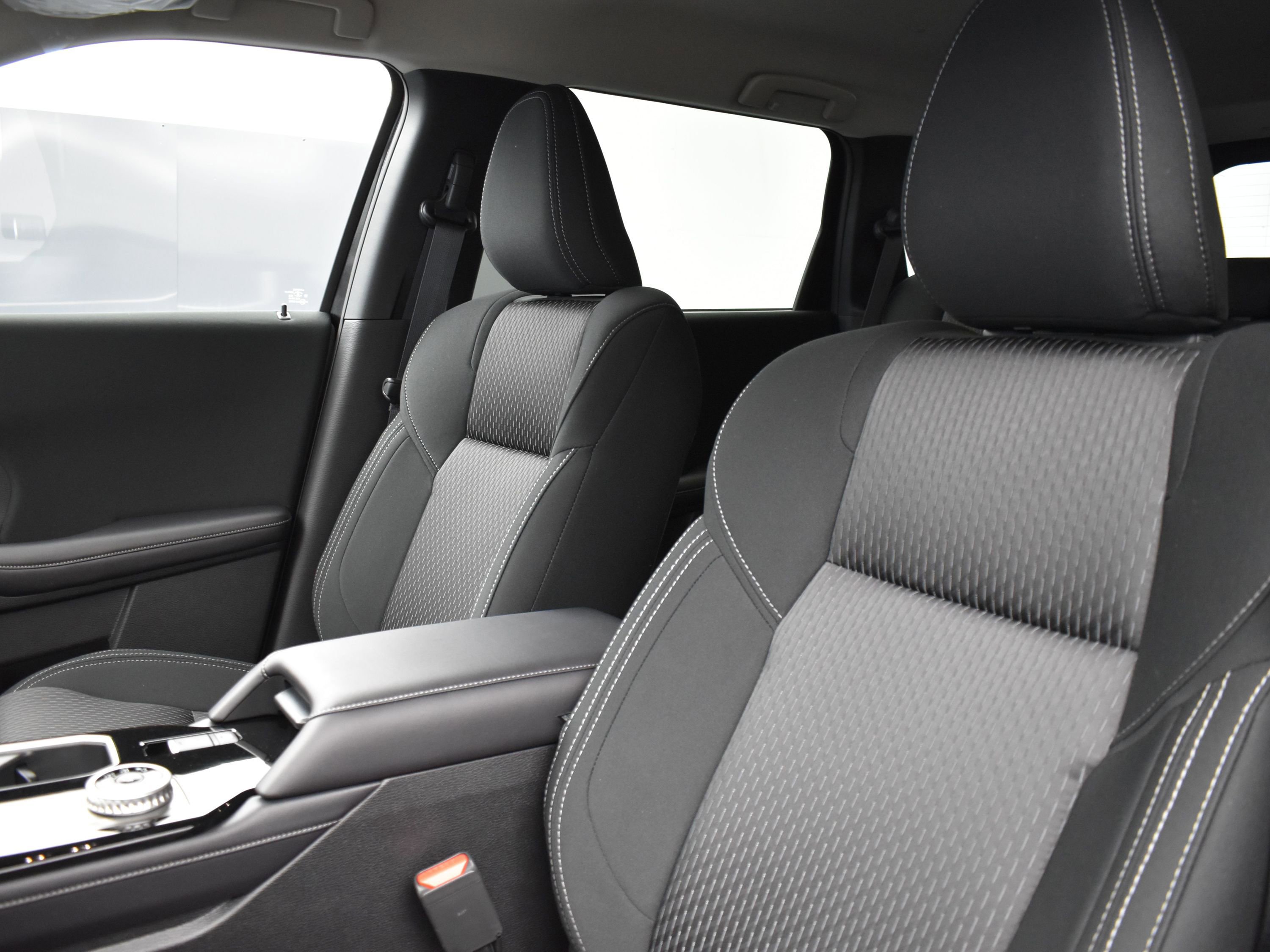 2025 Mitsubishi Outlander ES photo 12