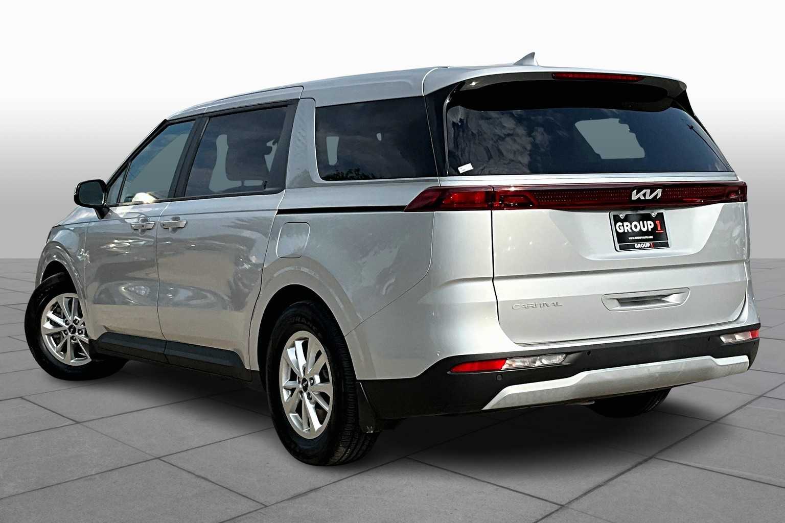 2023 Kia Carnival LX photo 9