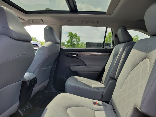 2020 Toyota Highlander Platinum photo 11