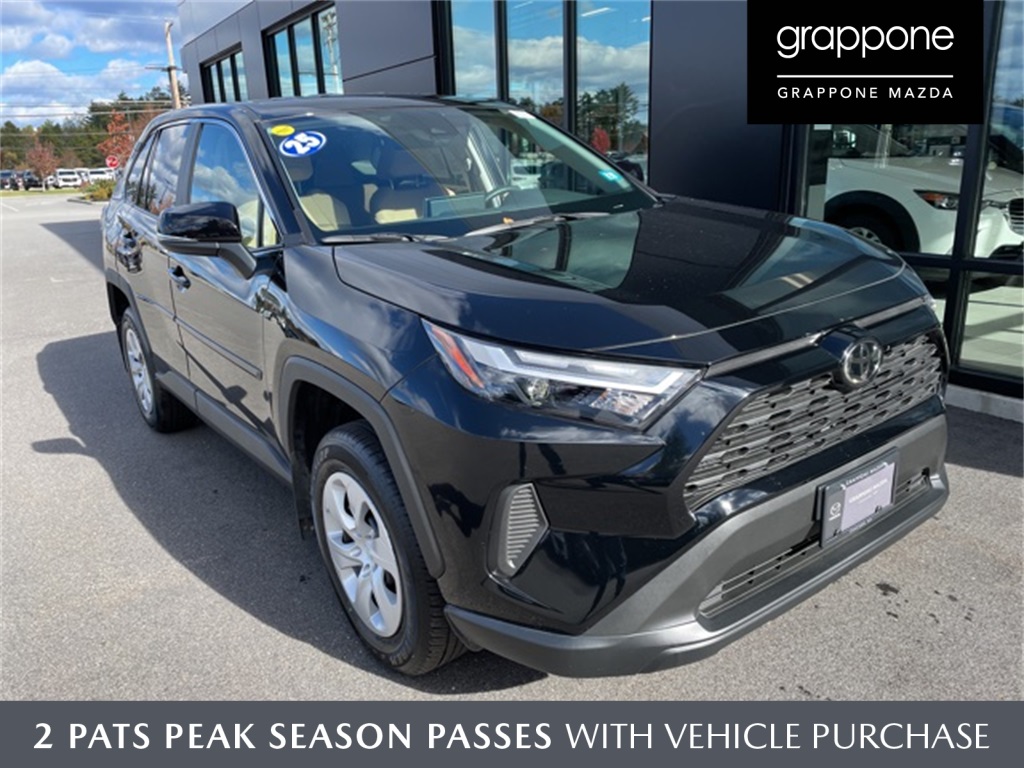 2025 Toyota RAV4 LE's photo