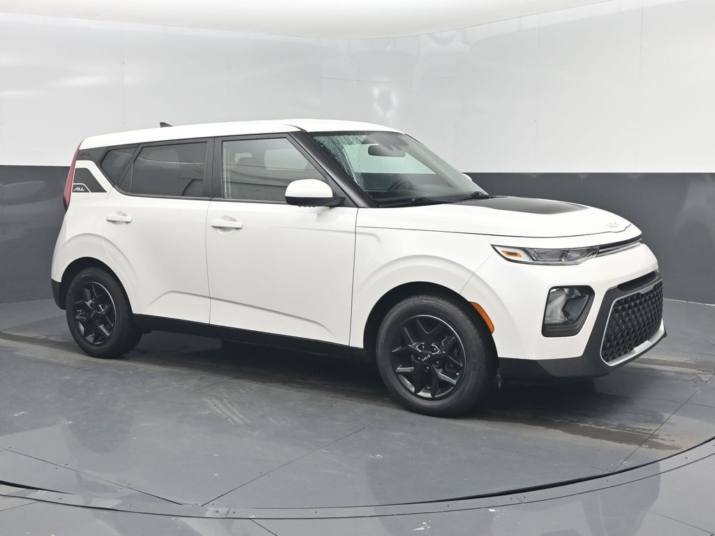 2022 Kia Soul LX's photo